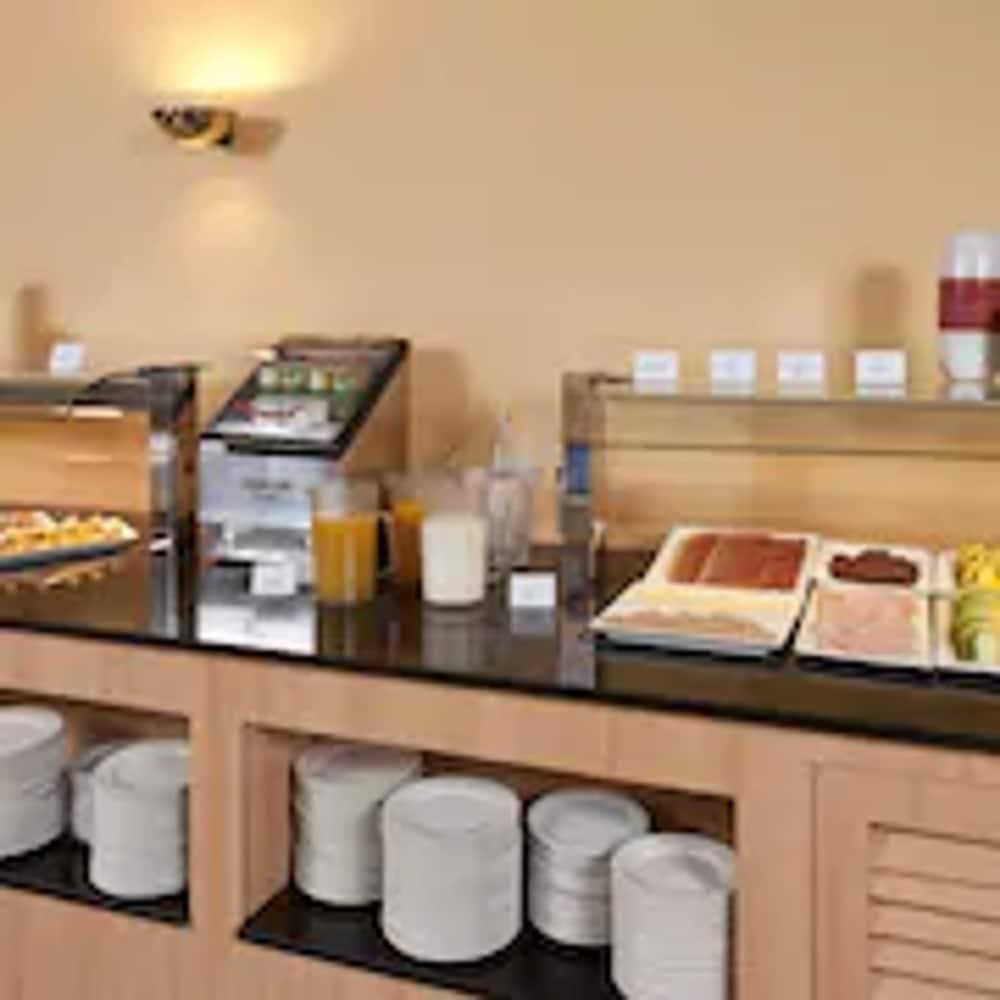 Apartamentos Montserrat Abat Marcet 외부 사진