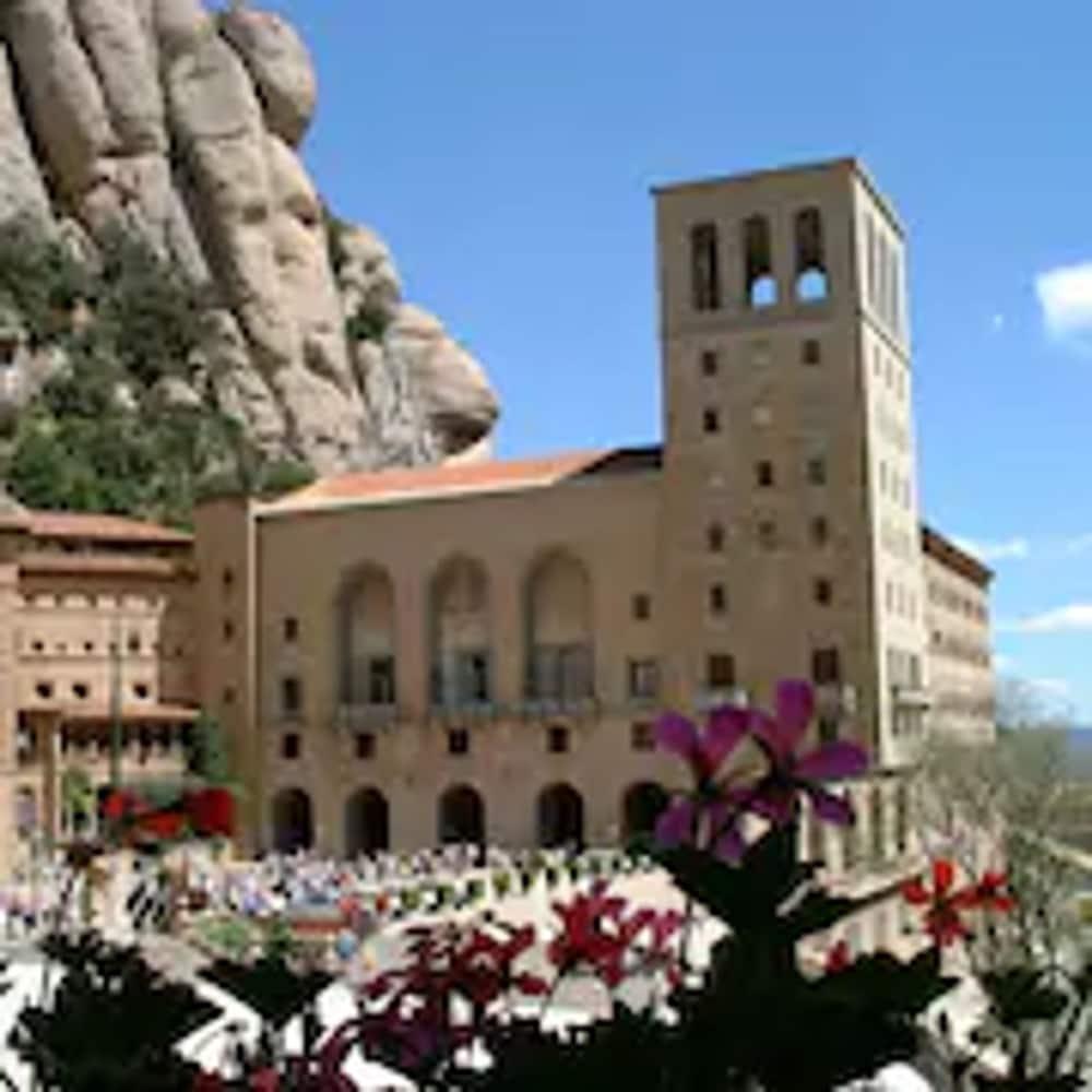 Apartamentos Montserrat Abat Marcet 외부 사진